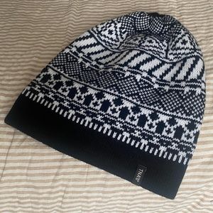 Aritzia TNA Slouchy Black and White Print Toque Beanie Hat Winter Women’s